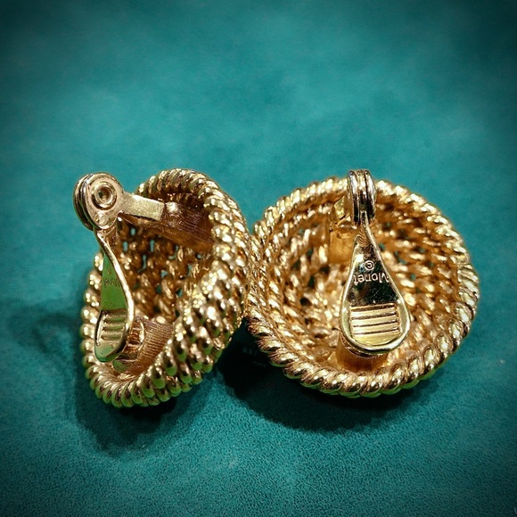 Vintage Signed Monet Golden Tone Clip-on Earrings very good pre-owned condition - Picture 7 of 8